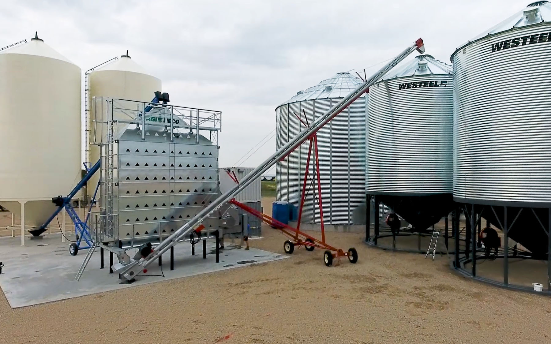 Image of AGI Hutchinson Double Run Chain Conveyor in action at yard near Watrous, SK